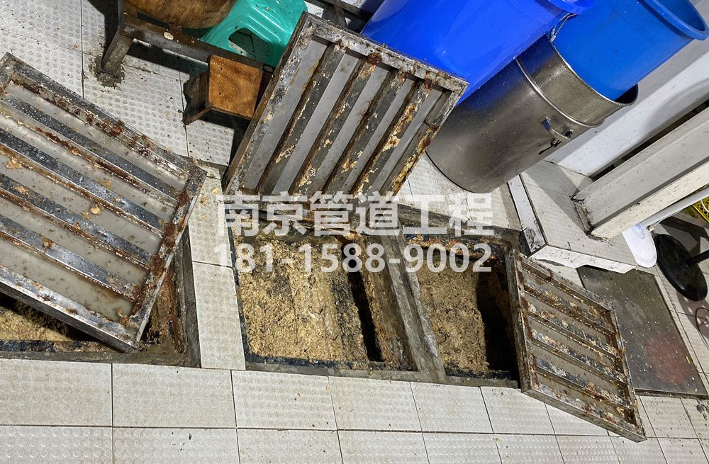 278大棚村城管中队食堂隔油池清理